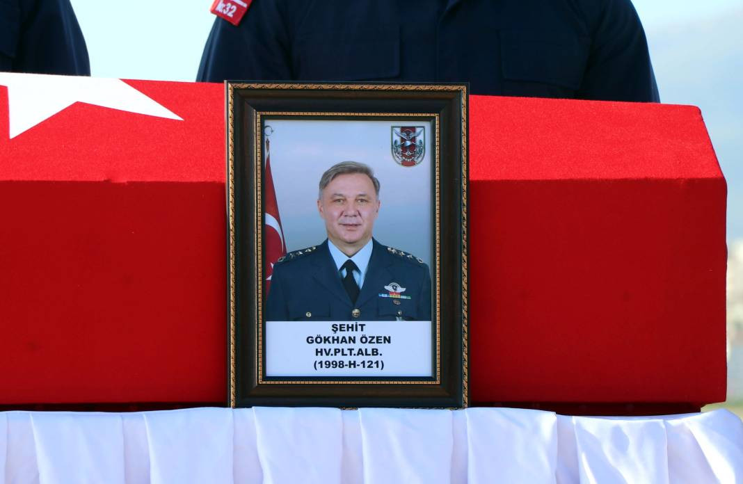 Uçak kazasında şehit olan 2 albay için komutanlıkta tören - Resim: 7